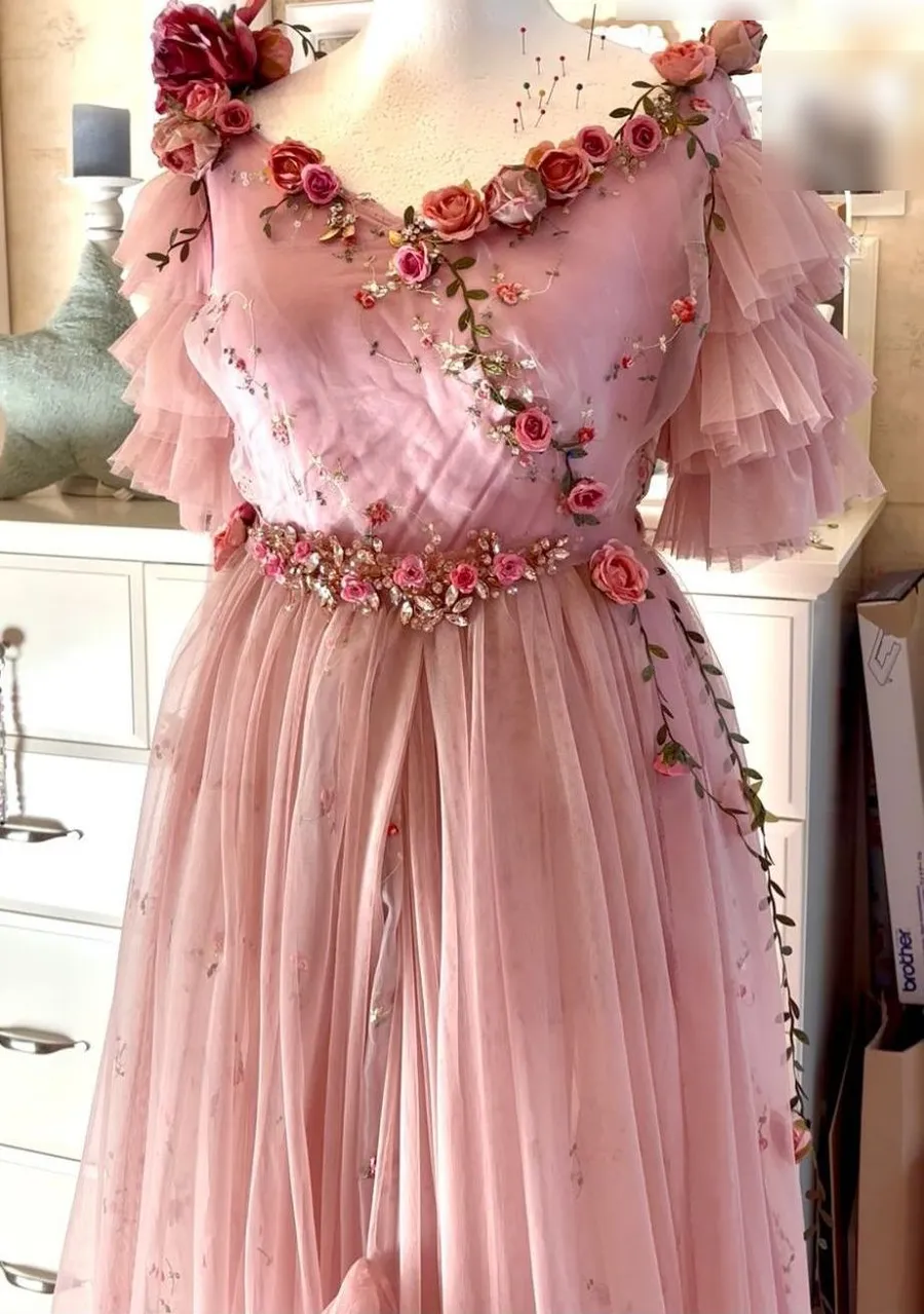 Rosafarbenes Tüllkleid mit Rüschenärmeln, Rosenranken und Strassgürtel