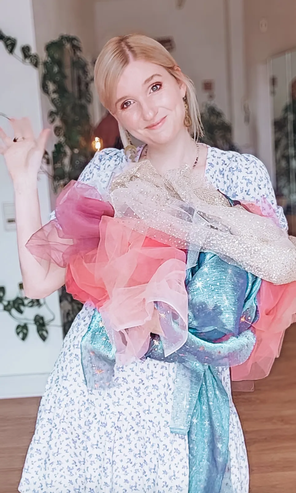 Laura mit Stoffen und fertigen Kostümteilen im Arm