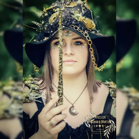 Jennifer vom Atelier Aurora Noctis mit schwarzem Hexenhut im Wald
